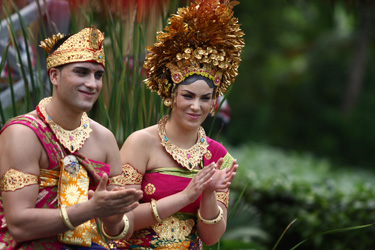 Mahanara Travel - Couple in Balinese WEdding Costume